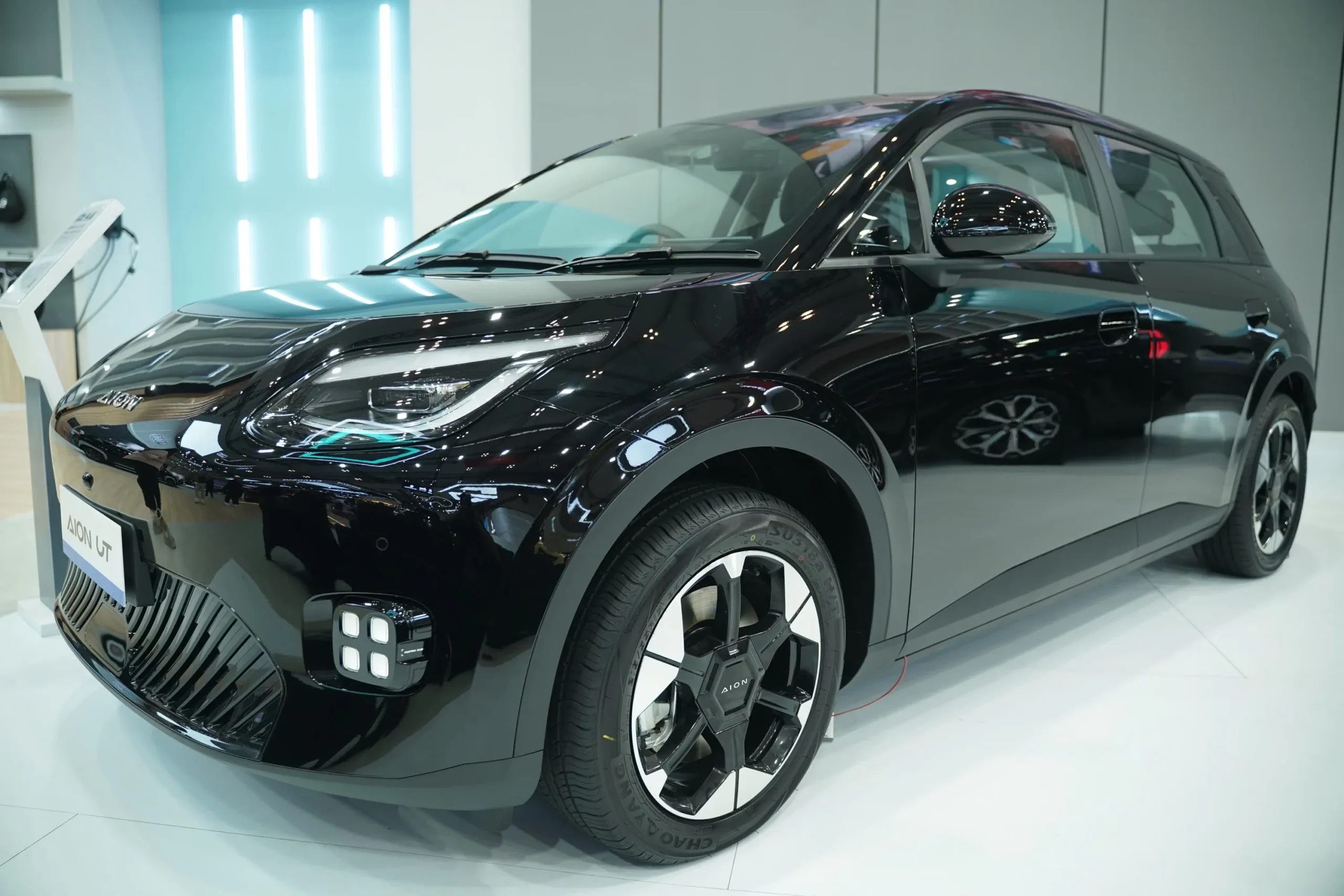 GAC AION UT Black (2)